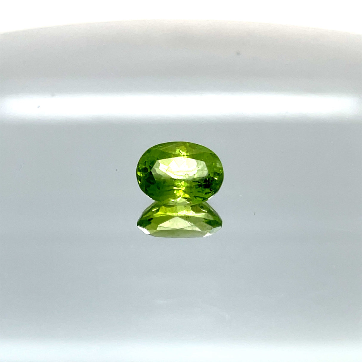 Peridot 4.80 ct – Green, Oval Cut, Untreated