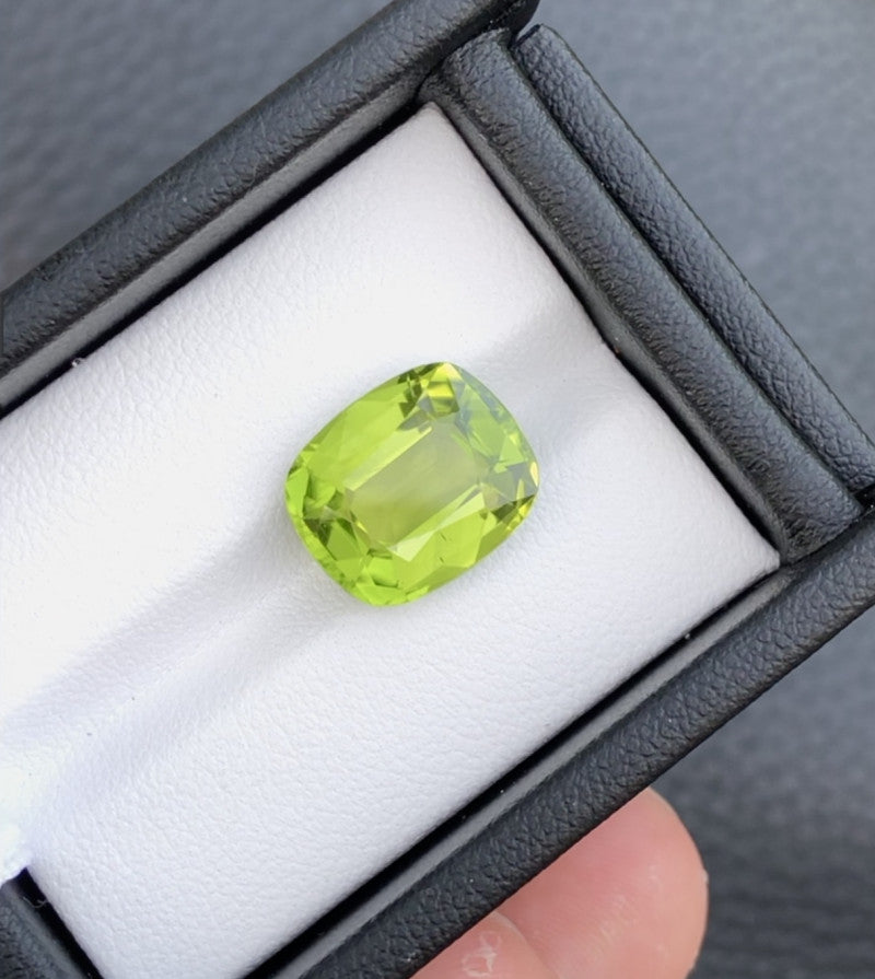 Peridot 7.45 ct – Green, Cushion Cut, Untreated