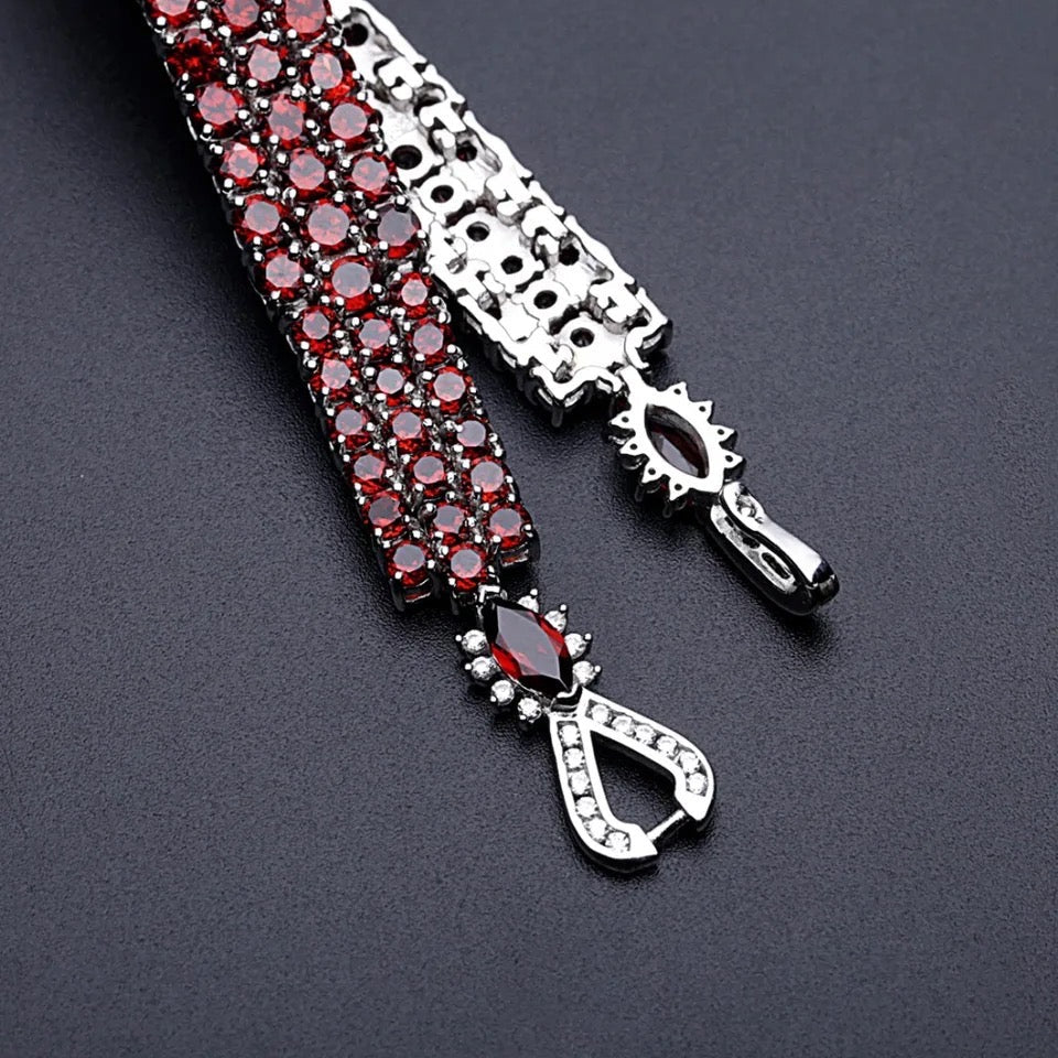 Silver 30.80 ct Garnet Bracelet