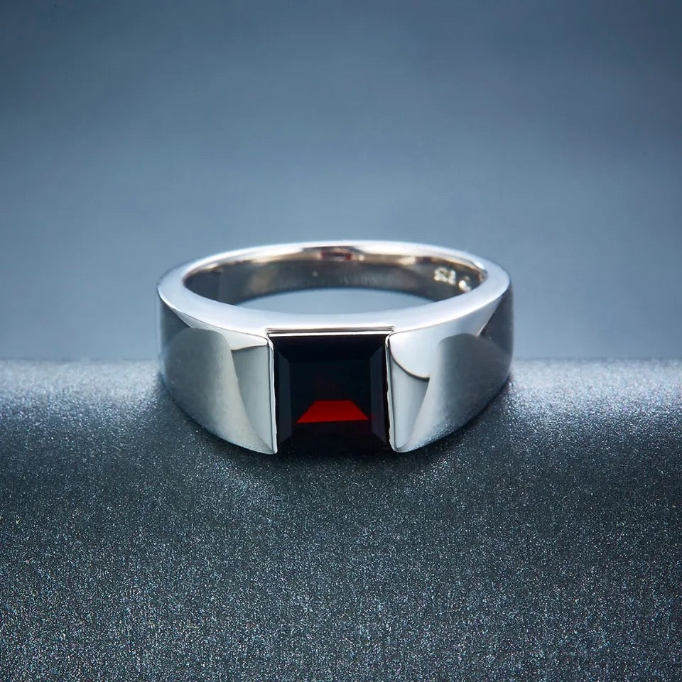 Unisex Silver 1.90 ct Ring Garnet