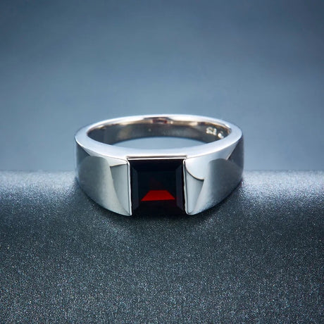 Unisex Silver 1.90 ct Ring Garnet