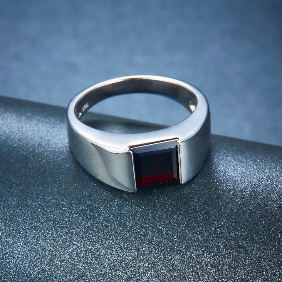 Unisex Silver 1.90 ct Ring Garnet