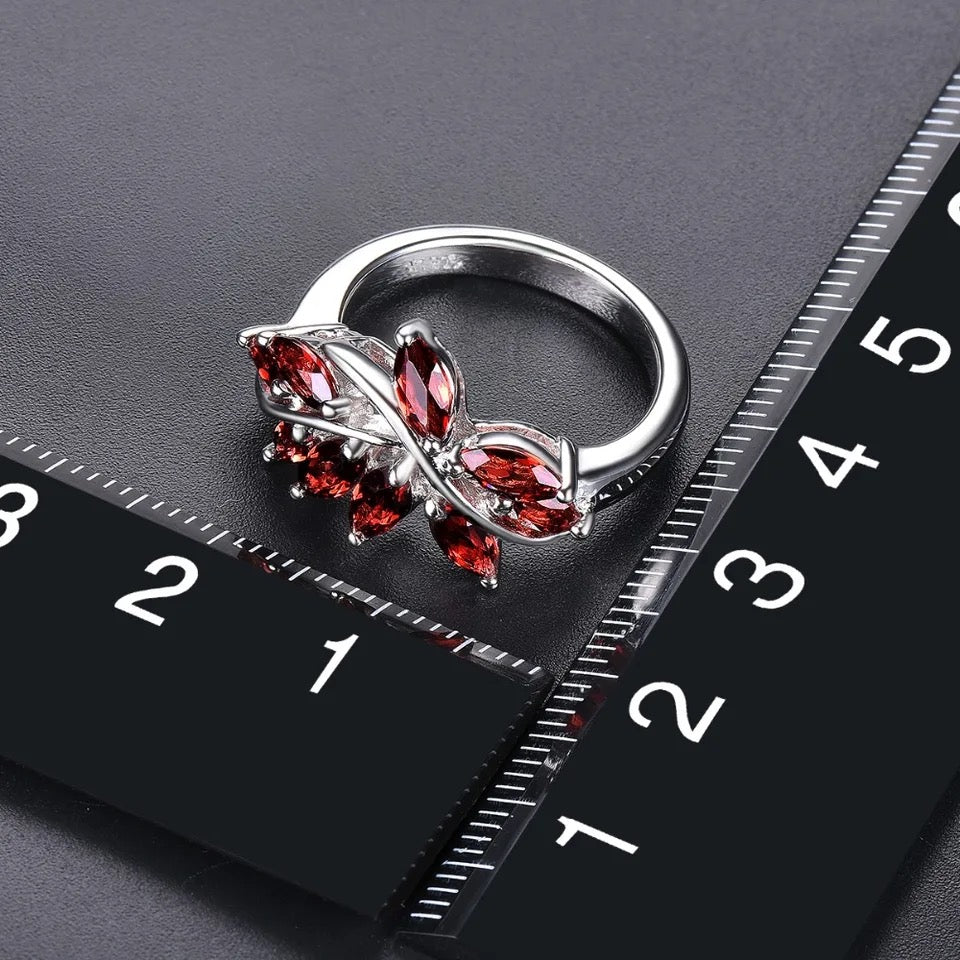 Silver 2.66 ct Ring Garnet