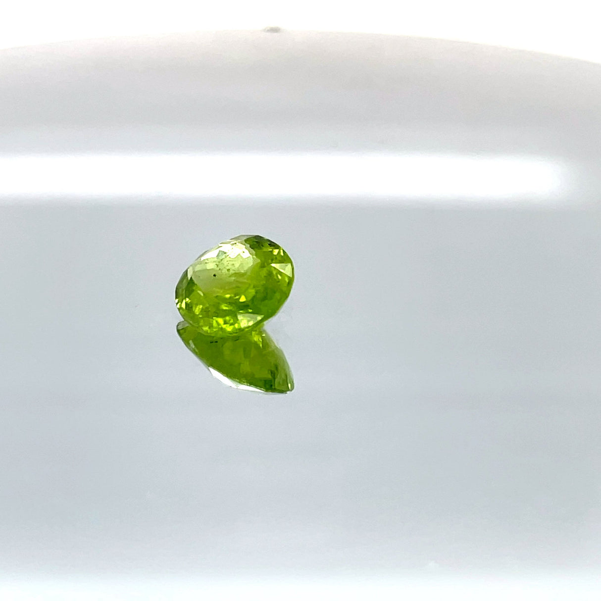Peridot 4.45 ct – Green, Oval Cut, Untreated