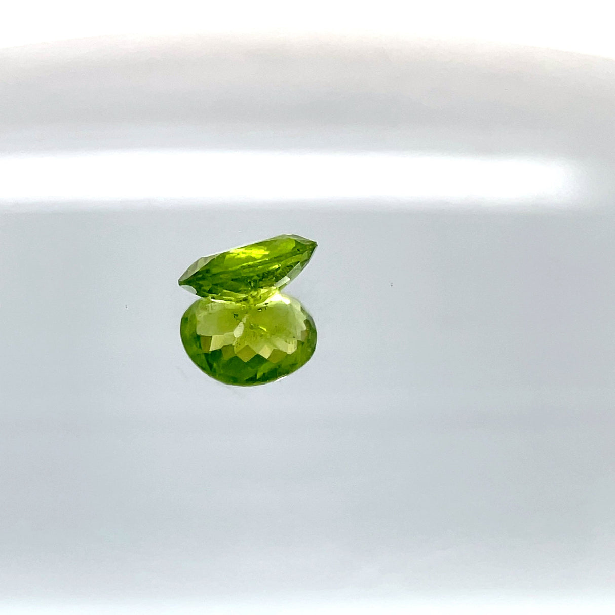 Peridot 4.45 ct – Green, Oval Cut, Untreated