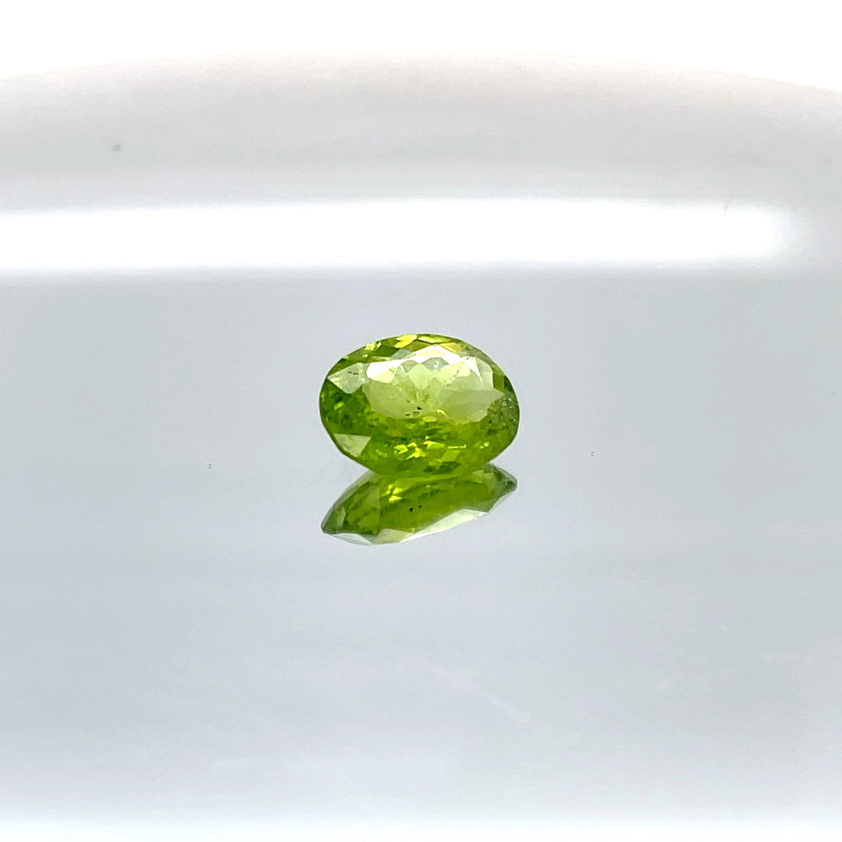 Peridot 4.45 ct – Green, Oval Cut, Untreated