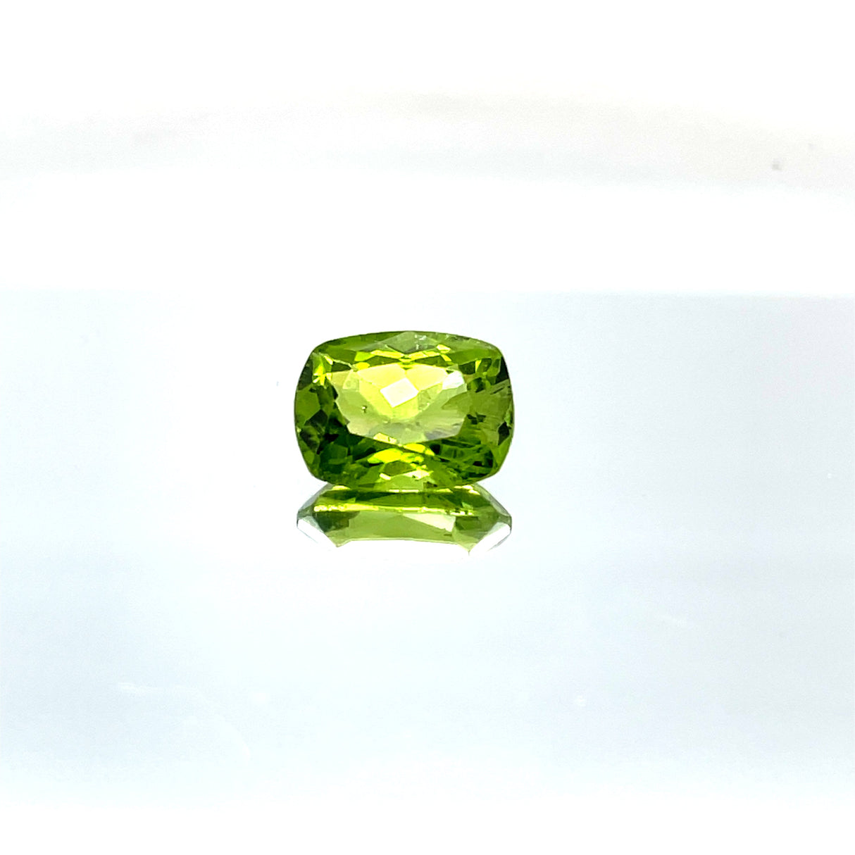 Peridot 5.60 ct – Green, Oval Cut, Untreated