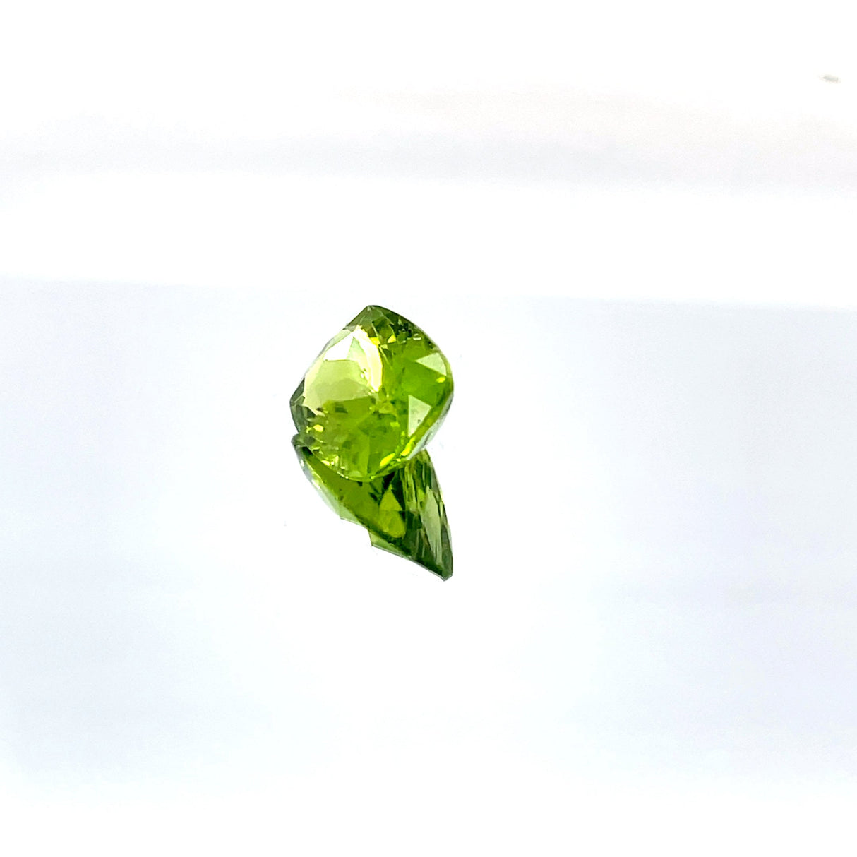 Peridot 5.60 ct – Green, Oval Cut, Untreated