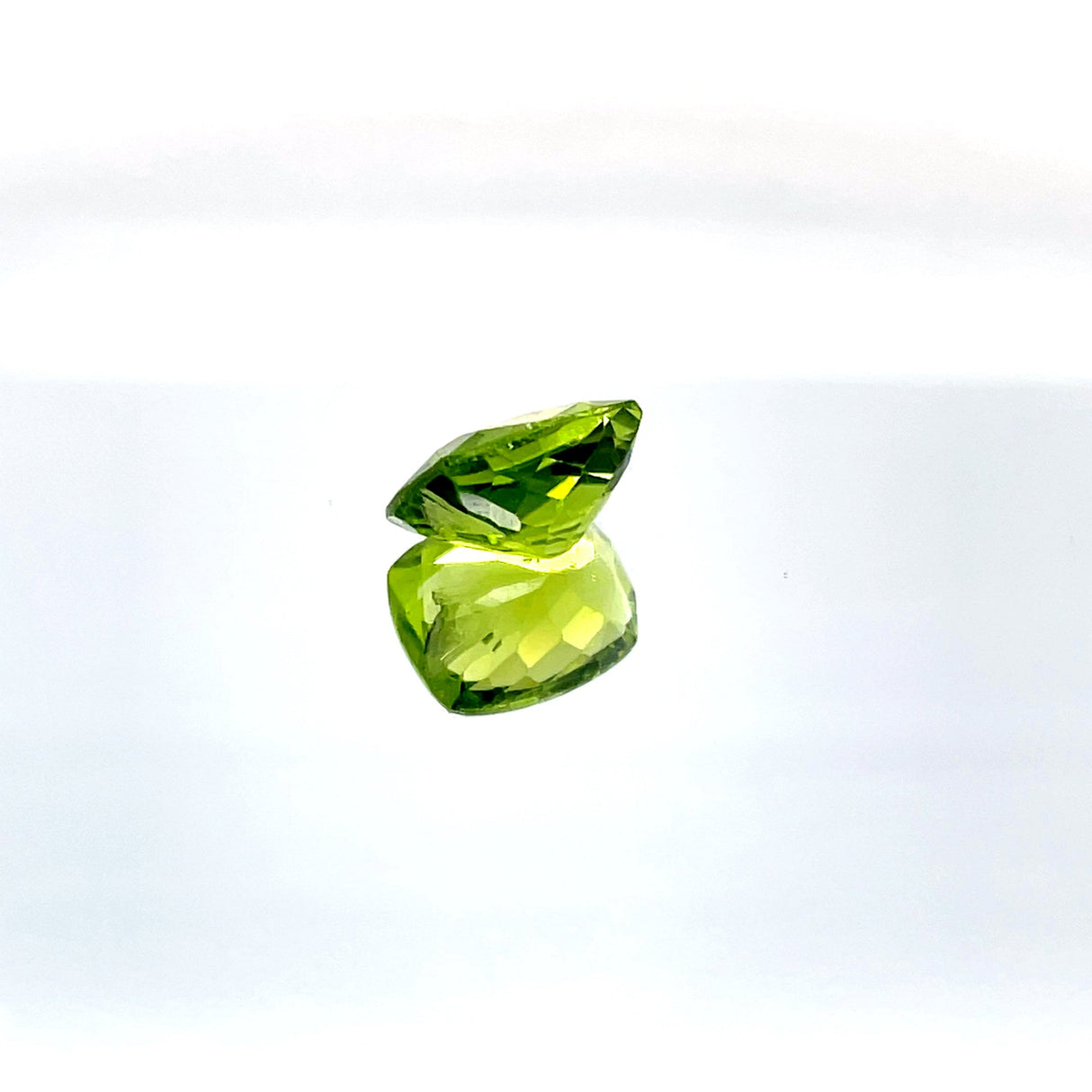 Peridot 5.60 ct – Green, Oval Cut, Untreated